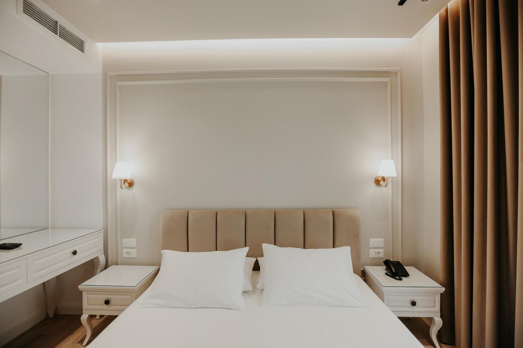Vlorë Seaside Hotel מראה חיצוני תמונה